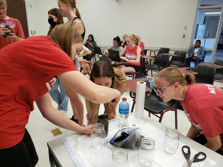 MBio 101 students create Winogradsky Columns